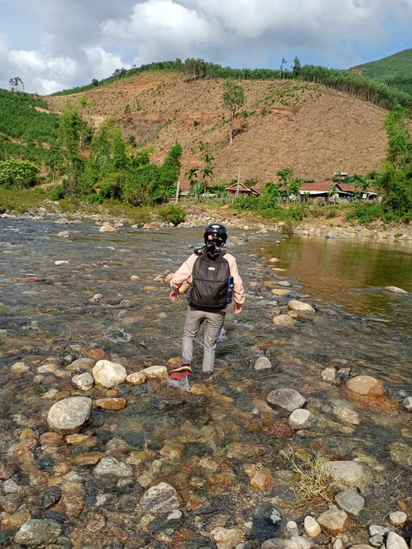 Cô giáo vào làng gieo chữ, ngã xe bùn bê bết vẫn cười: Mình không đi thì ai dạy bọn trẻ - Ảnh 4.