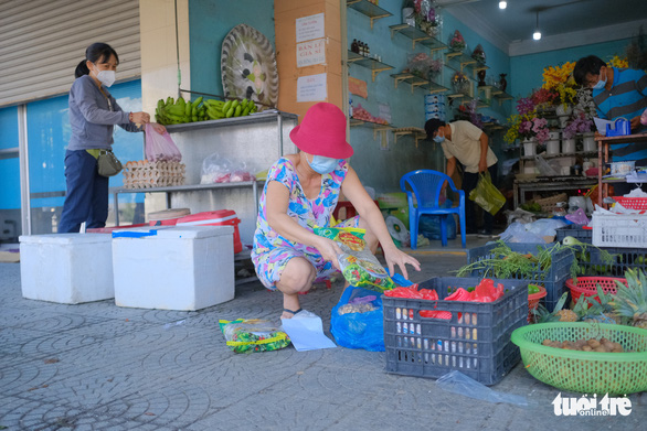 Đà Nẵng ngày đầu nới lỏng giãn cách, người dân ra đường nhiều hơn - Ảnh 3.