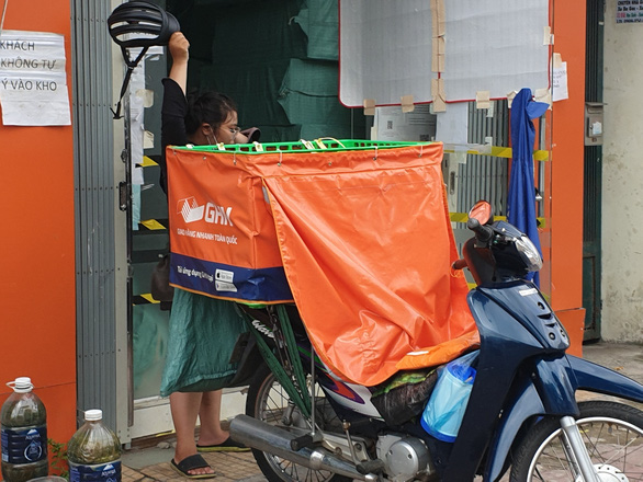 Giao hàng gặp khó, bán hàng online quá tải, siêu thị đang tìm cách - Ảnh 4.