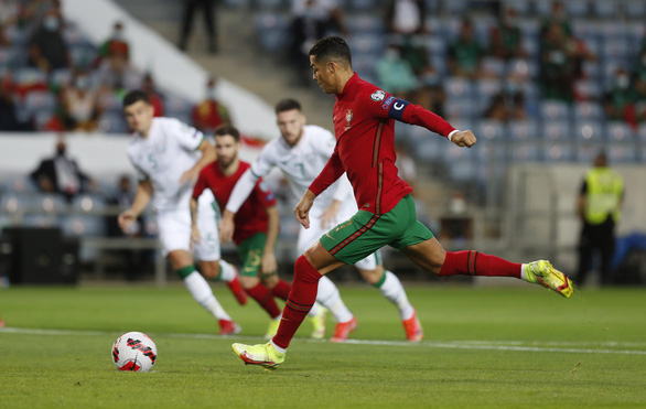 Ronaldo lập kỷ lục ghi bàn mới, Bồ Đào Nha lội ngược dòng nghẹt thở CH Ireland - Ảnh 1.