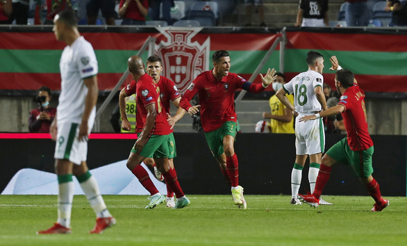 Ronaldo lập kỷ lục ghi bàn mới, Bồ Đào Nha lội ngược dòng nghẹt thở CH Ireland - Ảnh 3.