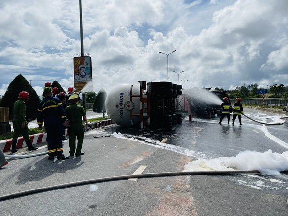 Đà Nẵng: Xe bồn chở 20 tấn gas bị lật, 6 xe cứu hỏa đến cứu - Ảnh 1.
