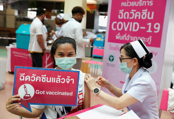 Bangkok chưa vội mở cửa dù 42% dân đã tiêm vắc xin đủ liều, bắt đầu tiêm cho trẻ em - Ảnh 1.
