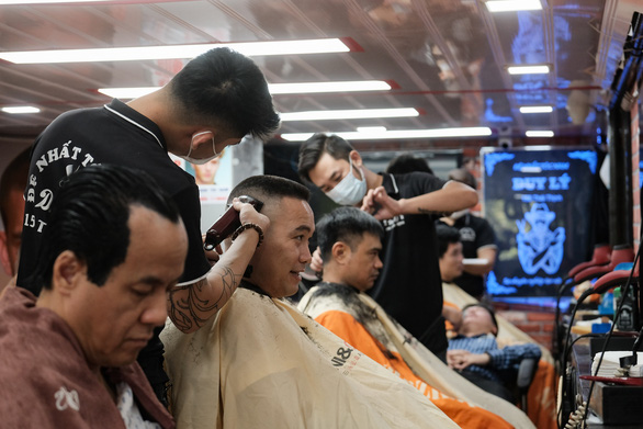 Tiệm cắt tóc vỉa hè, salon tóc đông kín khách ngày đầu mở lại - Ảnh 4.
