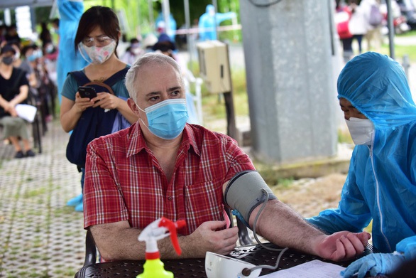 Sở Y tế TP.HCM đề nghị khẩn trương tiêm vắc xin cho người nước ngoài - Ảnh 1. Sở Y tế TP.HCM đề nghị khẩn trương tiêm vắc xin cho người nước ngoài - Ảnh 1.
