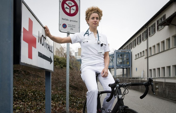 Nữ bác sĩ ngoại khoa giành HCB đua xe đạp thế giới - Ảnh 2.