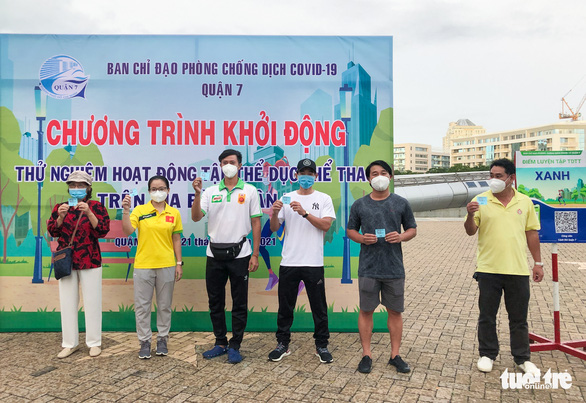 Công viên mở cửa, người dân phấn khởi đi tập thể thao - Ảnh 2.