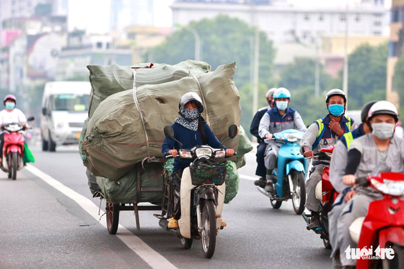 Hà Nội nhộn nhịp ngày đầu không cần giấy đi đường - Ảnh 3.