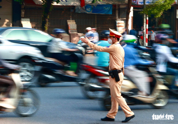 Hà Nội nhộn nhịp ngày đầu không cần giấy đi đường - Ảnh 5.