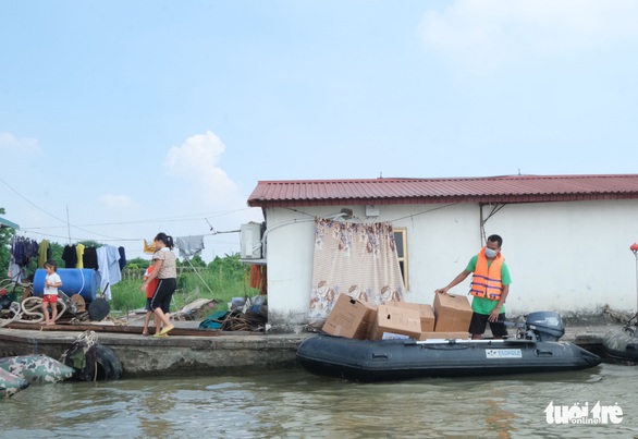 Chở máy tính, máy tính bảng, quà Trung thu đến cho trẻ em nghèo làng chài sông Hồng - Ảnh 2. Chở máy tính, máy tính bảng, quà Trung thu đến cho trẻ em nghèo làng chài sông Hồng - Ảnh 2.
