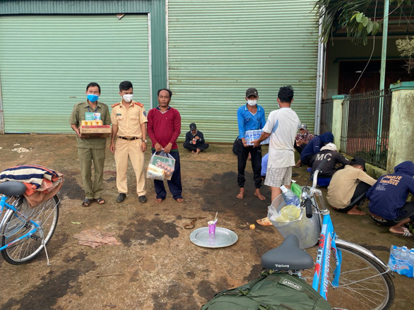 12 ngư dân đạp xe hơn 1.000km từ Nam Định về Kiên Giang, bị kẹt ở Đắk Nông - Ảnh 3.