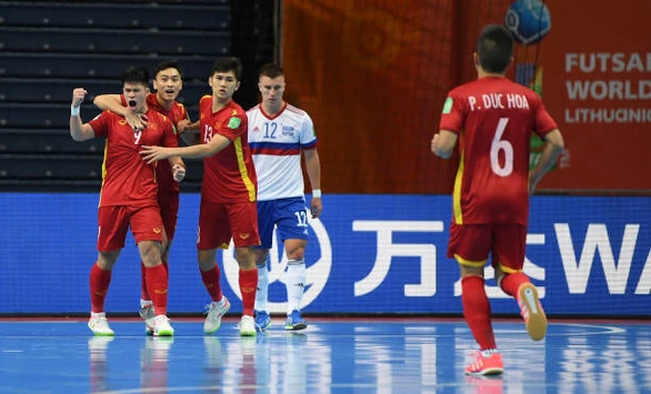 Ấn tượng Futsal Việt Nam: Hết mình vì màu cờ, làm quà gửi quê nhà - Ảnh 1. Ấn tượng Futsal Việt Nam: Hết mình vì màu cờ, làm quà gửi quê nhà - Ảnh 1.