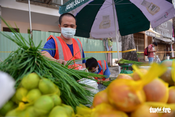 Quận 5 mở chợ lưu động cho người dân 'vùng xanh' đi mua hàng