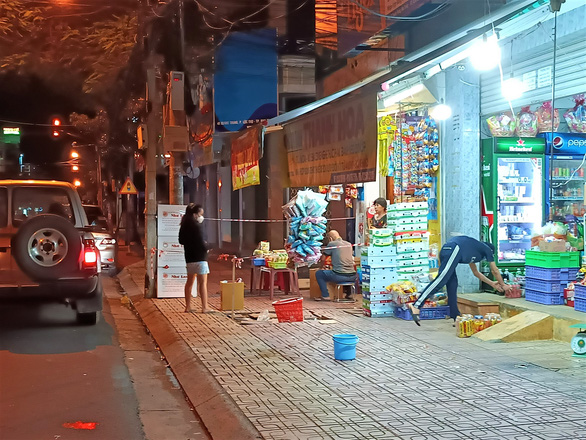 Khánh Hòa cho mở lại tiệm tạp hóa, cắt tóc từ 0h ngày 24-9 - Ảnh 1.