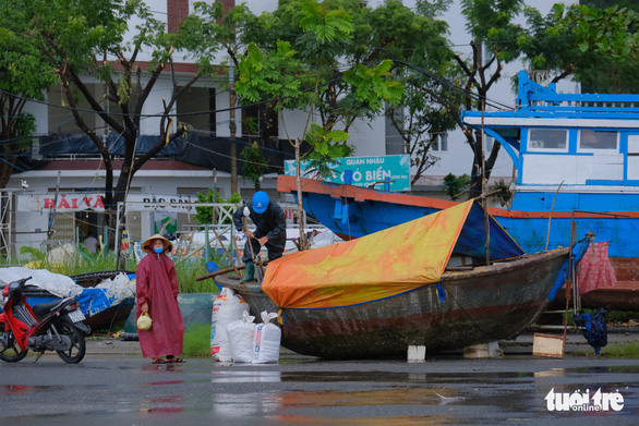 Ngư dân Đà Nẵng mang tàu thuyền lên đường, néo vô cây... đề phòng bão số 6 - Ảnh 5.