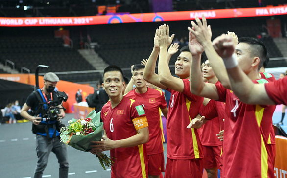 Đội tuyển futsal Việt Nam về nước ngày 24-9, HLV Phạm Minh Giang ở lại Lithuania điều trị COVID-19 - Ảnh 1.