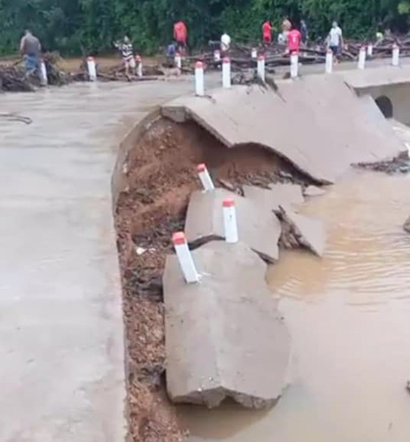 Lốc xoáy ở Quảng Nam làm nhà tốc mái, miền núi xói lở đập tràn - Ảnh 3.