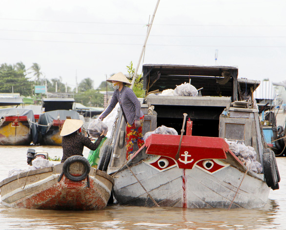 Dân Cần Thơ đi mua đồ ăn, sửa xe, cà phê... khi nới giãn cách, ai cũng tự 5K, khỏi nhắc - Ảnh 2.