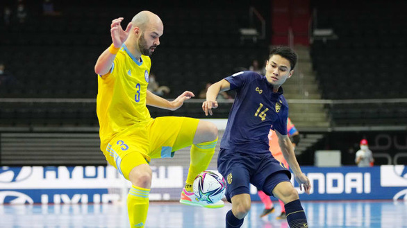 Thái Lan chia tay World Cup futsal 2021 sau trận thua đậm Kazakhstan - Ảnh 1.