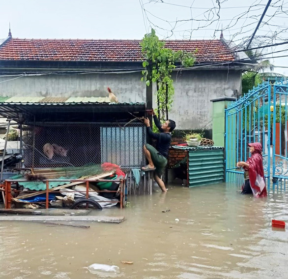 Mưa lớn, nhiều tuyến đường như sông, Quảng Ninh cho xe tải quân sự đón học sinh - Ảnh 3.