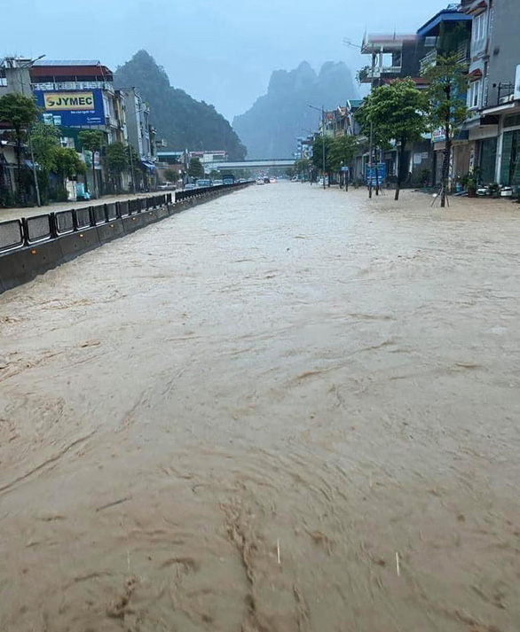 Mưa lớn, nhiều tuyến đường như sông, Quảng Ninh cho xe tải quân sự đón học sinh - Ảnh 4.