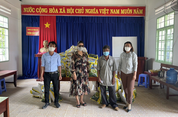 Công ty Madame Hoàng Vĩnh Hy phát gạo cho bà con tỉnh Ninh Thuận - Ảnh 3.