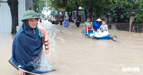 Nước dâng ngang bụng, cụ già, trẻ nhỏ tất tả chạy lũ - Ảnh 1.