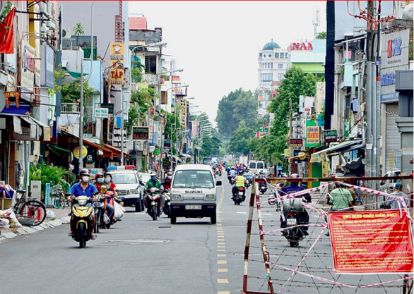 Đi lại và ra vào TP.HCM sau ngày 1-10: Xe gắn máy thì sao? Chưa tiêm vắc xin như thế nào? - Ảnh 1.