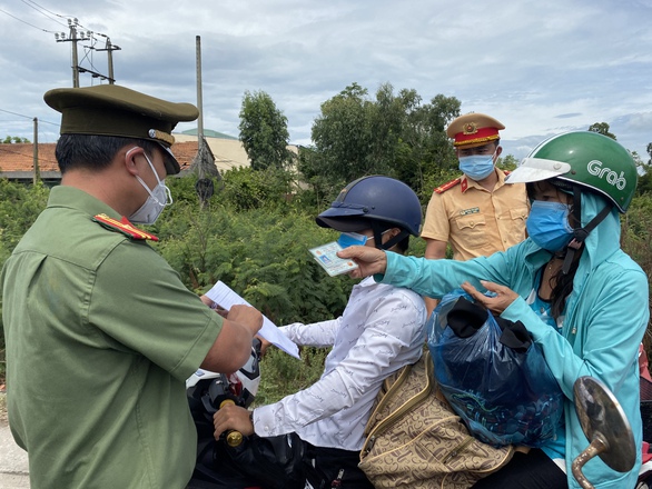 Quảng Nam áp dụng các biện pháp phòng dịch với người về từ Đà Nẵng - Ảnh 1. Quảng Nam áp dụng các biện pháp phòng dịch với người về từ Đà Nẵng - Ảnh 1.