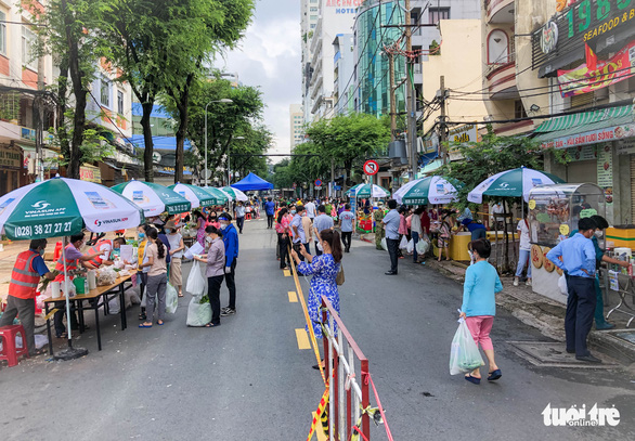 TP.HCM mở chợ dã chiến, dân phấn khởi đi chợ mua đủ loại thực phẩm - Ảnh 6.