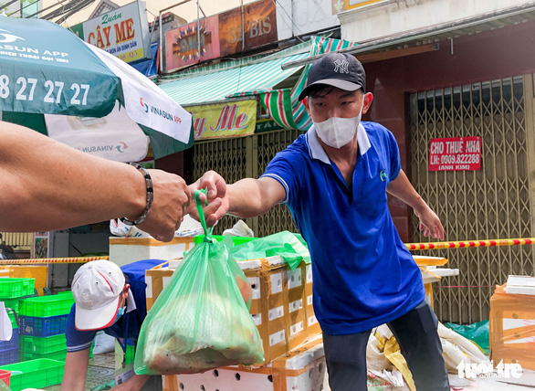 TP.HCM mở chợ dã chiến, dân phấn khởi đi chợ mua đủ loại thực phẩm - Ảnh 8.