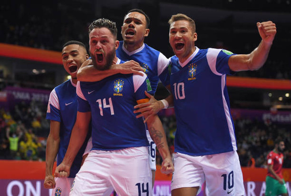 Cùng chật vật vượt qua tứ kết, Brazil chạm trán Argentina tại bán kết World Cup futsal - Ảnh 1.
