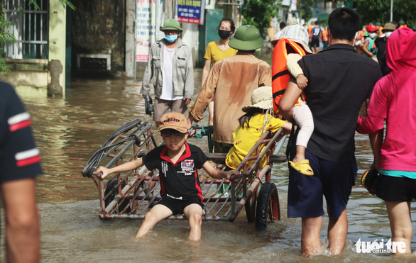 Người dân rốn lũ Nghệ An bỏ của chạy lấy người’ vì nước lên nhanh - Ảnh 3.