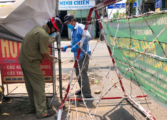 Người dân TP.HCM vui mừng, cảm ơn khi hàng rào chắn nhiều nơi tiếp tục được tháo dỡ - Ảnh 3.