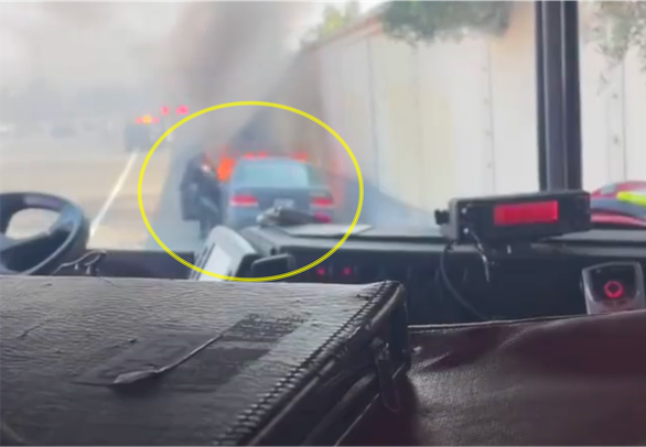 Cảnh sát dũng cảm cứu người trong ô tô đang bốc cháy - Ảnh 1.