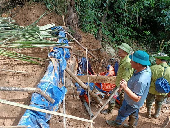 Phát hiện hầm và máy móc đào vàng trái phép gần Khu bảo tồn thiên nhiên Pù Luông - Ảnh 1.