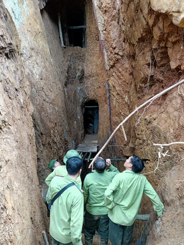 Phát hiện hầm và máy móc đào vàng trái phép gần Khu bảo tồn thiên nhiên Pù Luông - Ảnh 4.