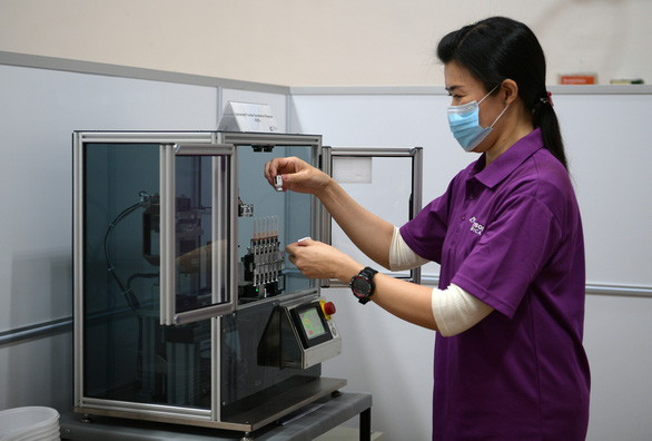Singapore triển khai máy nạp vắc xin COVID-19 tự động - Ảnh 2.
