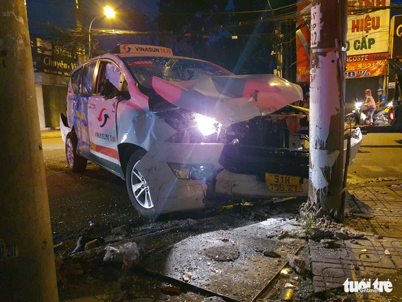 Taxi chở bệnh nhân vượt đèn đỏ, tông mạnh với xe tải - Ảnh 1.