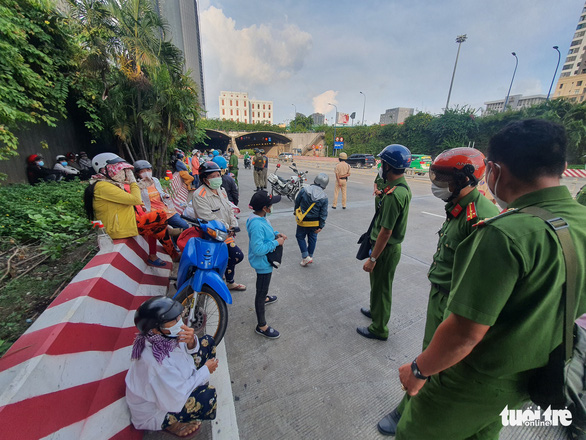 Hàng trăm người chạy xe máy về miền Tây bị CSGT ngăn lại ở hầm Thủ Thiêm - Ảnh 2.
