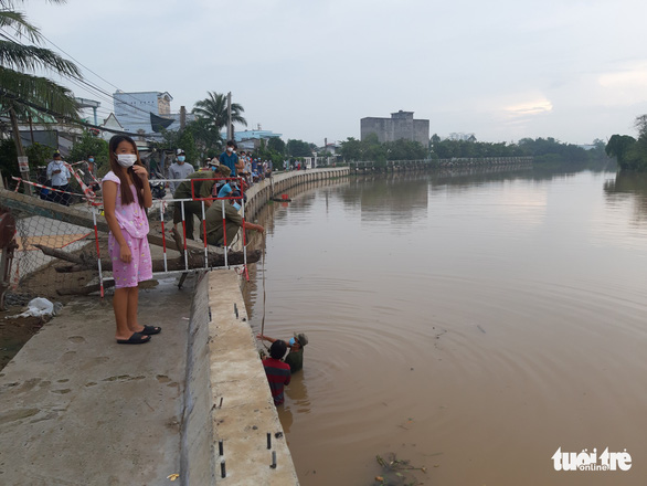 Phát hiện người đàn ông té sông Bảo Định chết gần chốt phong tỏa - Ảnh 1.