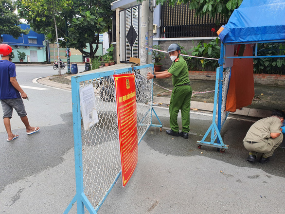 Các chốt hàng rào sắt, dây kẽm gai, tôn... ở TP.HCM đang được tháo dỡ