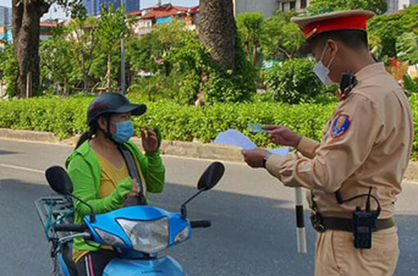 Hà Nội: Cảnh sát giao thông và công an xã, phường sẽ duyệt, cấp giấy đi đường cho người dân - Ảnh 1.