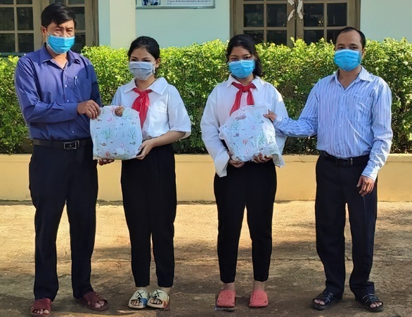 Thủy điện A Vương tặng đồng phục cho học sinh miền núi đến trường - Ảnh 1. Thủy điện A Vương tặng đồng phục cho học sinh miền núi đến trường - Ảnh 1.