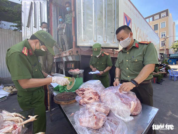 Công an tay dao, tay thớt làm tiểu thương ở chợ container - Ảnh 2.