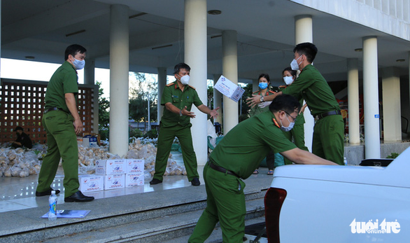 Công an tay dao, tay thớt làm tiểu thương ở chợ container - Ảnh 4.