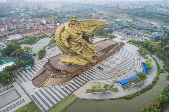 Tượng Quan Công khổng lồ ở Trung Quốc xây 600 tỉ, tốn 546 tỉ di dời - Ảnh 1.