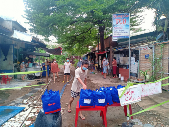 Cùng Tuổi Trẻ mang quà cứu trợ đến người dân khó khăn - Ảnh 2.