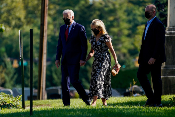 Vợ chồng ông Biden thăm 3 địa điểm bị tấn công khủng bố ngày 11-9 - Ảnh 1.