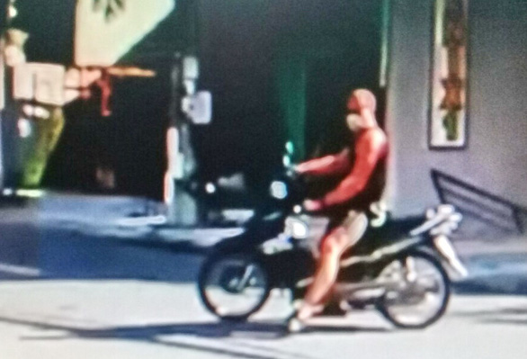 Một người nước ngoài lao xe máy tấn công thành viên chốt chống dịch COVID-19 - Ảnh 3.